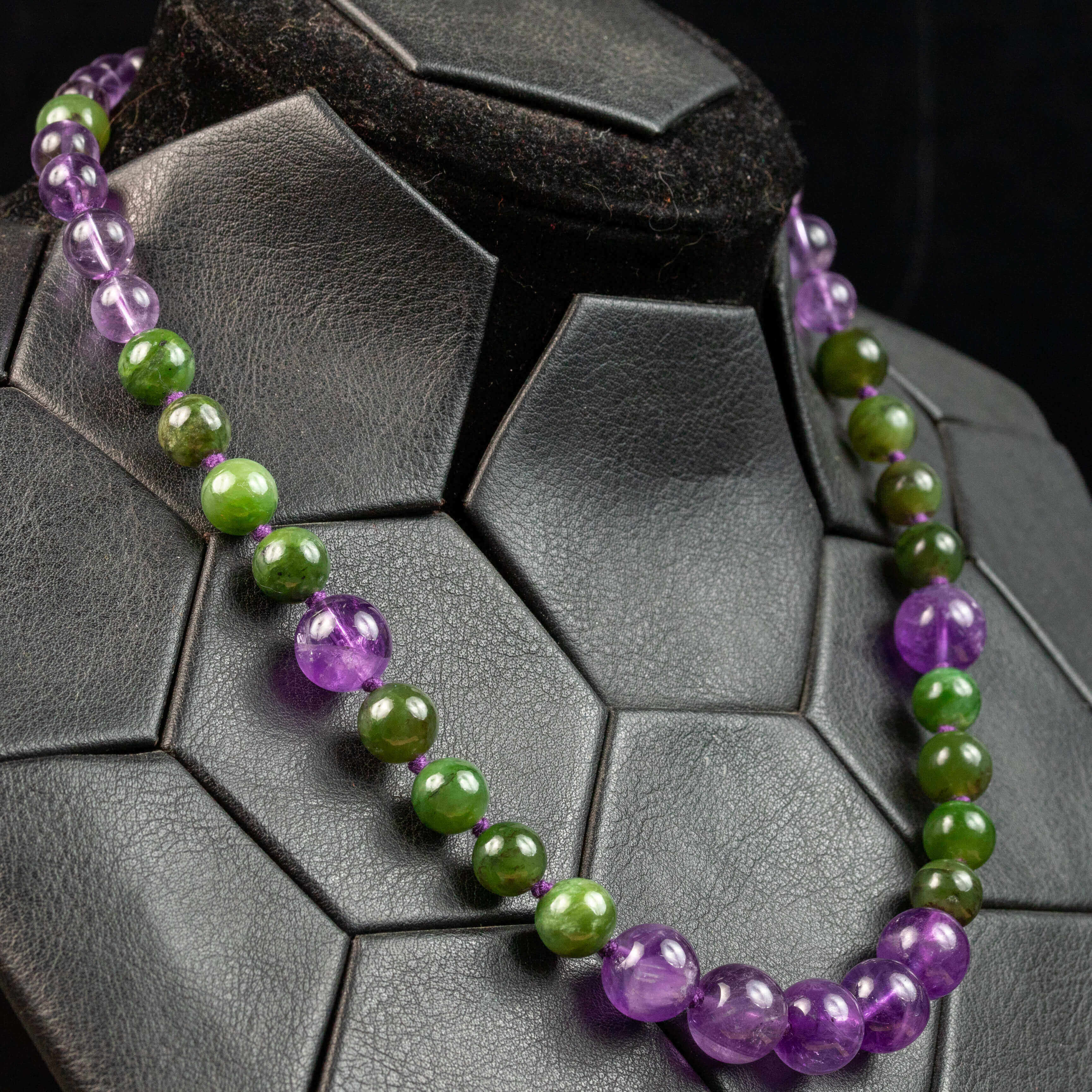 Collier Tour De Cou En Améthyste, Ambre Et Jade - Longueur 36-40 Cm - Occasion - Pierres Naturelles
